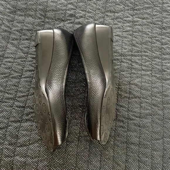 Tory Burch Black Wedge Shoes Elegant Slip-On Design - Picture 5 of 9